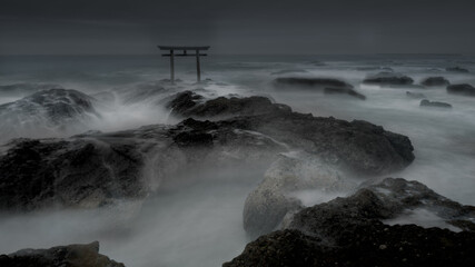 夜の大洗磯前の鳥居。Torii in front of Oarai Isosaki at night.