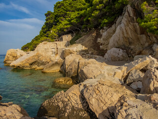 Kieselstrände und Steinformationen in Marusici zwischen Omis und Makarska Riviera