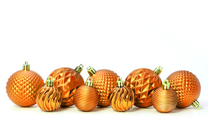 Viele große und kleine braune Christbaumkugeln vor einem weißen Hintergrund