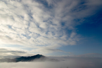 Obraz premium The humidity in the air floated into a mist over the mountains in the morning, looking beautiful.