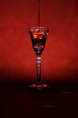 copas de cristal con líquidos y derramamientos 