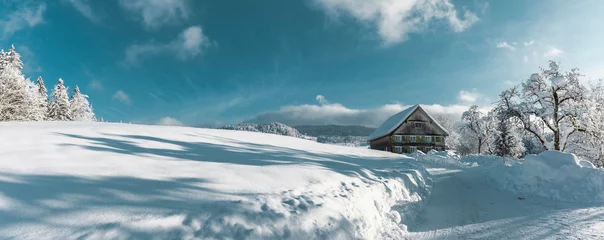 Schneelandschaft mit Strasse und Bauernhaus © by-studio