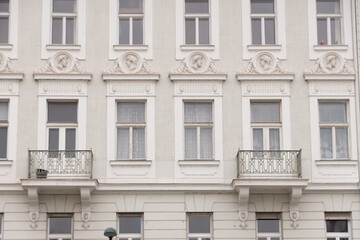 Fototapeta na wymiar Gebäudefront Fassade weiß