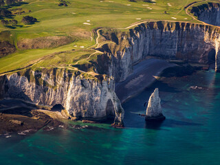 vue aérienne de la falaise d'Étretat en Seine Maritime en France