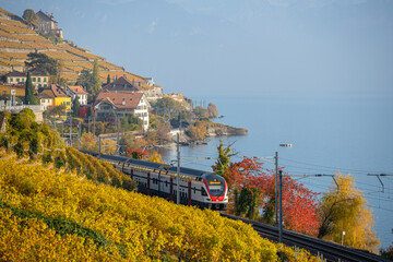 Ligne de chemin de fer le long du lac Léman en Suisse