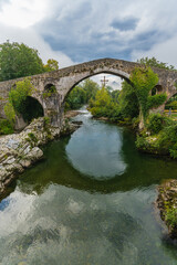 Fototapeta na wymiar View of the Roman bridge in the city of Cangas de Onis in Asturias. 
