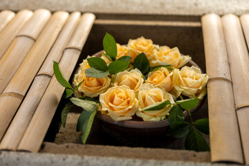 花手水　黄色のバラ