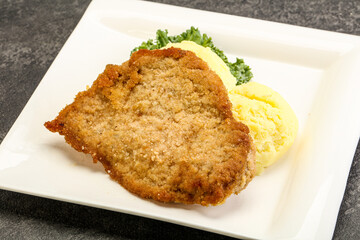 Crispy chicken schnitzel with mashed potato