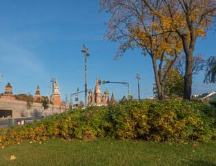 Obraz premium View of the Kremlin towers and St. Basil's Cathedral in Moscow in autumn
