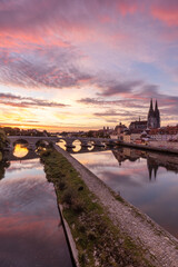 Obraz premium wunderschöner Sonnenaufgang über Regensburg mit herrlichen Wolken und einem tollen Licht