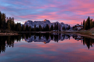 Fototapeta premium Sonnenaufgang am lago d´Antorno, Antornosee in den Dolomiten in Italien