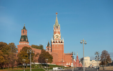 Obraz premium View of the Kremlin's Spasskaya Tower in Moscow illuminated by the morning sun