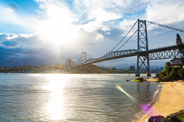 sol refletindo no mar e a Ponte Hercílio Luz , Florianopolis, Santa Catarina, Brasil  