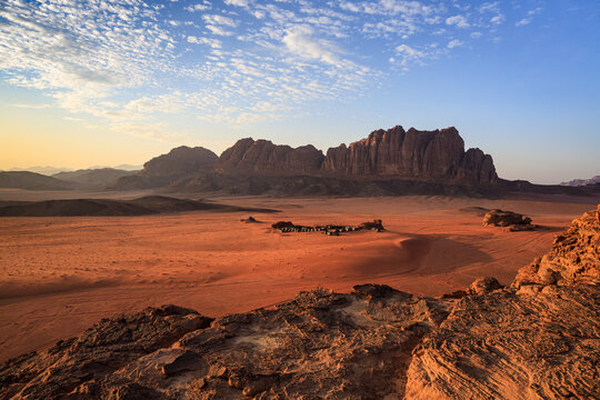 tramonto nel deserto Wadi Rum, in Giordania