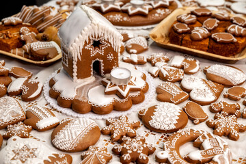 Obraz na płótnie Canvas Christmas homemade gingerbread cookie and house