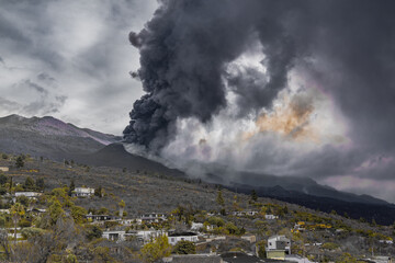 L& 39 éruption du volcan Cumbre Vieja avec de la fumée noire sur l& 39 île canarienne de La Palma, Espagne