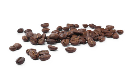 Obraz premium Fresh roasted coffee beans on white background
