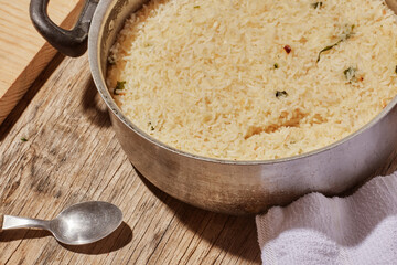 Arroz blanco hecho en casa sobre fondo de madera.