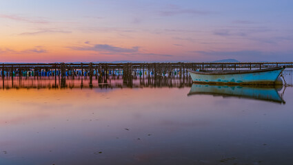 Barque pour la pêche au bord d'un étang en Camargue dans le sud de la France au coucher du soleil...