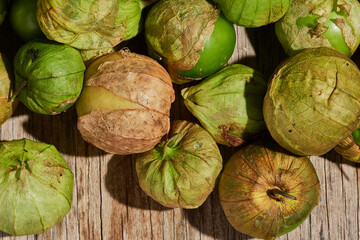 Tomate verde. Verdura fresca sobre fondo de madera.