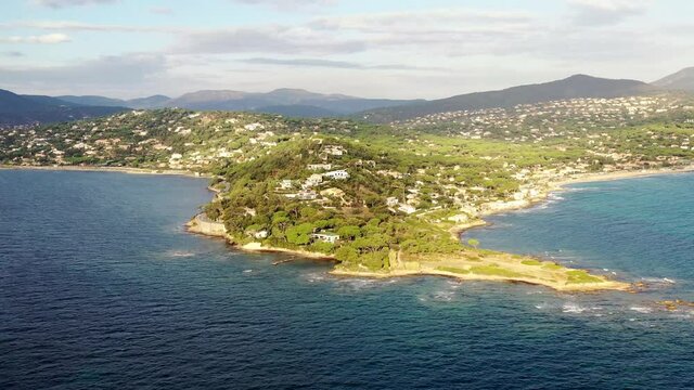 Survol de la c&ocirc;te d'Azur entre Sainte-Maxime et Saint Rapha&euml;l le long de la french riviera