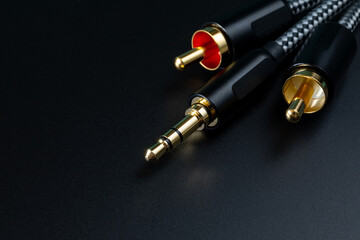 The gold-plated RCA connectors and TRS connector for sound transmission, audio cable for excellent...