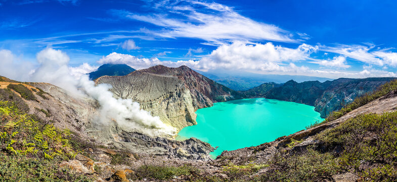 Crater volcano Ijen, Java © Sergii Figurnyi