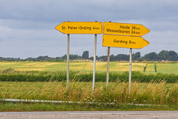 Wegweise an einer Landstraße bei Sankt Peter-Ording, Schleswig-Holstein