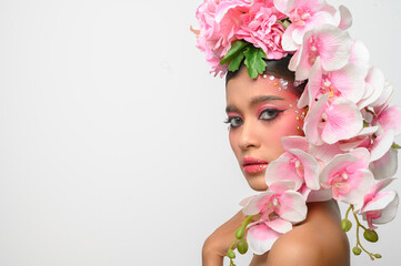 The woman wore pink makeup and beautifully decorated the flowers.
