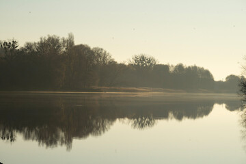 Obraz na płótnie Canvas morning on the lake