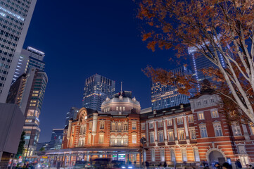Fototapeta na wymiar 東京都千代田区丸の内の東京駅周辺の夜の都市景観