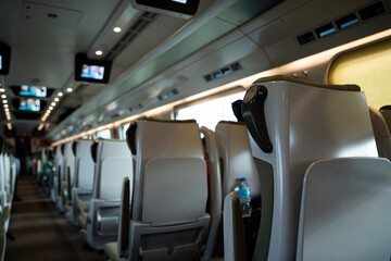 Wnętrze pociągu pendolino pkp intercity, rząd foteli