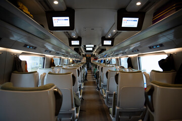 Wnętrze wagonu pociągu pendolino pkp intercity