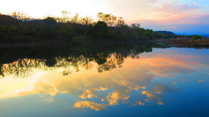 壁紙写真ー川面に映る夕暮れの雲