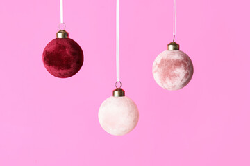 Obraz premium Christmas balls on pink background