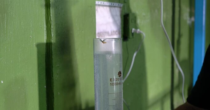 Alcohol measurement with a decimeter and a measuring cylinder in tequila production