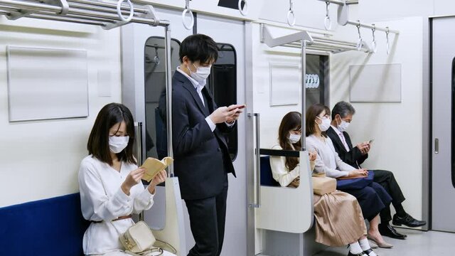 電車・地下鉄に乗る人々