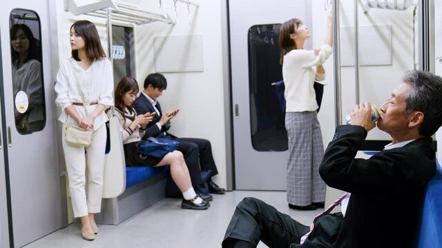 電車・地下鉄に乗る人々