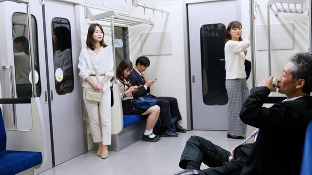 電車・地下鉄に乗る人々
