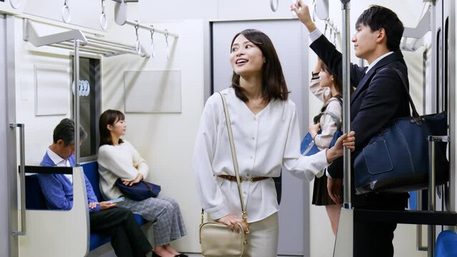 電車・地下鉄に乗る人々