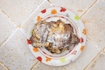 croissant au chocolat et aux amandes sur assiette