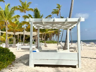 Liege am Palmenstrand in der Karibik in Punta Cana in der Dominikanischen Republik 