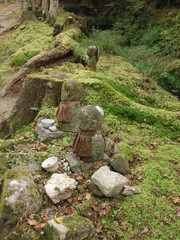 苔むした庭のお地蔵様