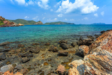 Fototapeta na wymiar Tropical island rock on the beach with blue sky. Koh kham pattaya thailand 
