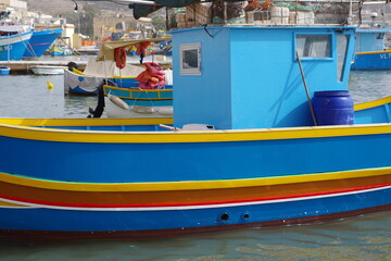 Fototapeta na wymiar Luzzu, bateau traditionnel maltais dans le port de Marsaxlokk