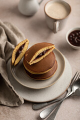 dorayaki en pile sur une assiette avec pâte de haricot rouge
