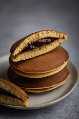 dorayaki en pile sur une assiette avec pâte de haricot rouge
