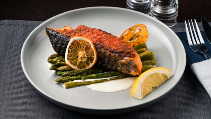 grilled salmon with asparagus and lemon