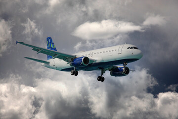 Fototapeta na wymiar Flugzeug (Jet) am Himmel bei schlechtem Wetter