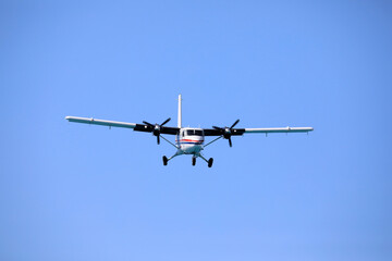 Fototapeta na wymiar Motorsport-Flugzeug am Himmel